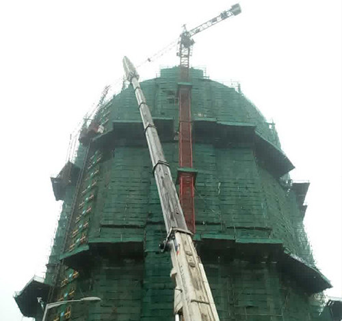 诏安吊车在工地上作业